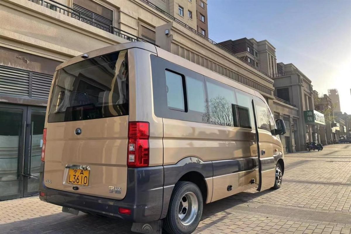 14座中巴车